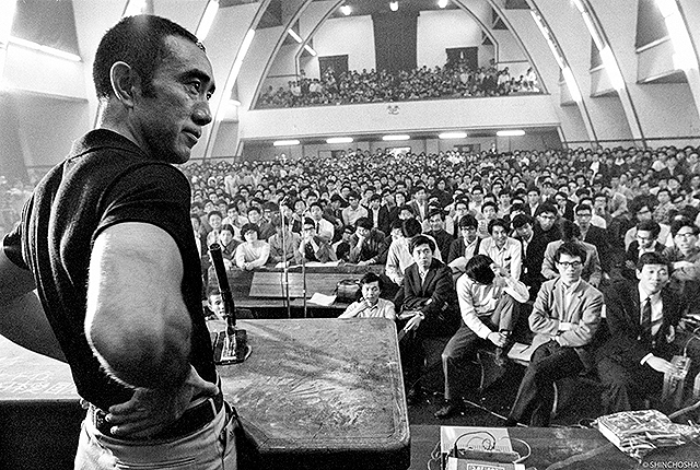 1969年5月13日、東大駒場キャンパスで行われた三島由紀と東大全共闘の討論会を収めた