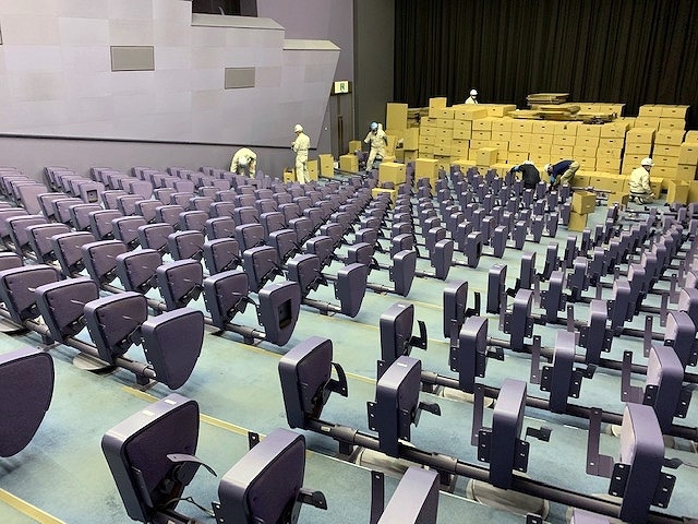 座席シートの張替えのために、椅子の撤去作業を進める長瀬記念ホール OZU（2020年3月17日撮影）