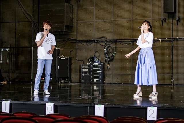 劇中歌「Around The World」を歌う海宝（左）と生田（右）　撮影：若林ゆり