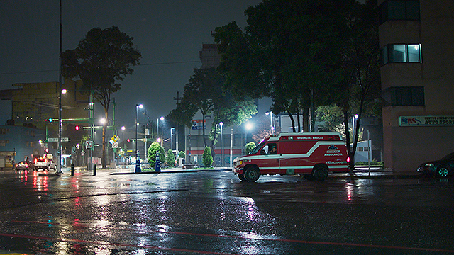 夜のメキシコシティを走る民間救急車