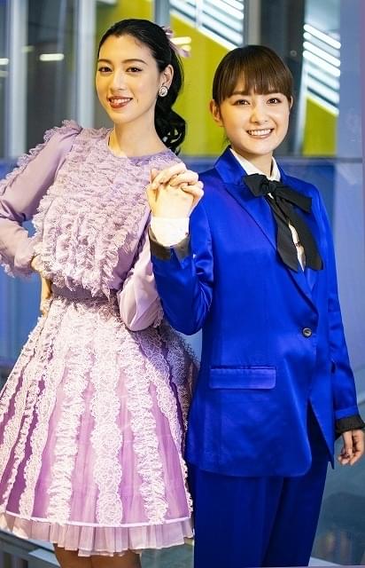 「The PROM」で恋人同士を演じる葵わかな（右）と三吉彩花（左）