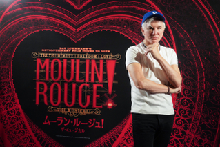 革命的ミュージカル映画「ムーラン・ルージュ」のバズ・ラーマン監督が、日本でさらに進化した舞台版を大絶賛！
