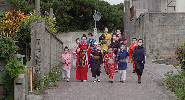 沖縄・宜野座村でさまざまな伝統芸能にかかわる人々を描くドキュメンタリー