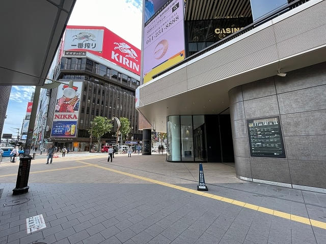 地下鉄すすきの駅出口5階段を上がったときの光景。右がCOCONO SUSUKINOビル。まさにすすきの繁華街のど真ん中だ