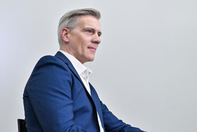 新演出版「コーラスライン」でオーディションを仕切る演出家・ザックを演じるアダム・クーパー
