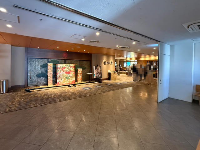 エレベーターで8階に上がると、八丁座のエントランス、ホワイエが現れる。館主の蔵本さんの着物が飾られていた