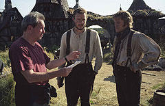 対照的な兄弟を演じたマット・デイモン（右）と ヒース・レジャー（中央）を演出するギリアム監督（左）