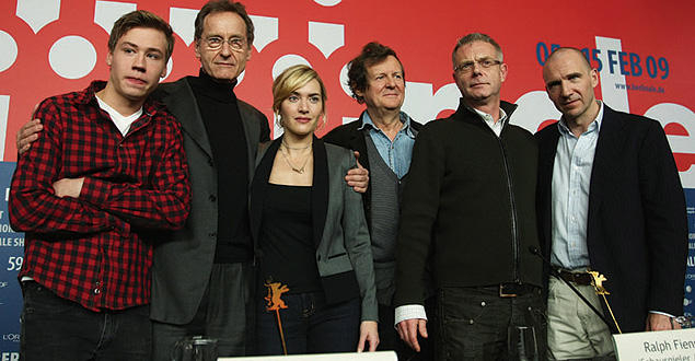 今年のベルリン映画祭にて。左からD・クロス、原作のB・シュリンク、K・ウィンスレット、ヘア、ダルドリー、R・ファインズ