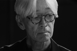 Ryuichi Sakamoto | Opusの映画評論『モノクロームが音像を際立たせ記憶を喚起する。音楽と映画のファンに遺したラスト・ラブレター』
