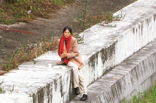 小川のほとりで