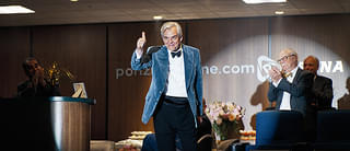 裸の銃を持つ男