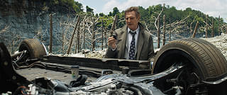 裸の銃を持つ男