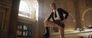 裸の銃を持つ男