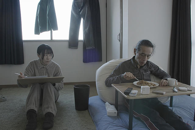 おててつないで