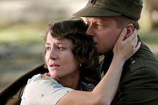 カティンの森の映画評論『戦後ポーランドの痛ましい傷痕を女性たちの＜顔＞で描き出したワイダの集大成』