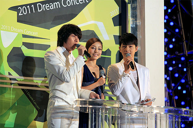 ソン・ジュンギの「K-POP DREAM CONCERT 2011」の画像