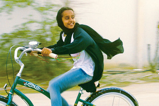 少女は自転車にのっての予告編・動画