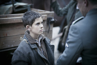 ふたつの名前を持つ少年の映画評論『ナチス占領下を生き抜いたユダヤ人少年を、双子の兄弟が表情豊かに演じ分ける』