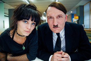 帰ってきたヒトラーの映画評論『現代に蘇ったヒトラーが笑わせ、ドイツ社会の現実をえぐる傑作風刺劇』