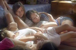 裸足の季節の映画評論『少女たちが因習的な価値観に抗い、闘いに挑む姿を清々しく描き出す』