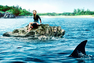 ロスト・バケーションの映画評論『アクセサリーがサバイバル道具に！定石に逆らう新鮮なサメ映画』