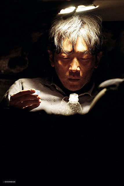 ハ・ジョンウの「トンネル 闇に鎖（とざ）された男」の画像
