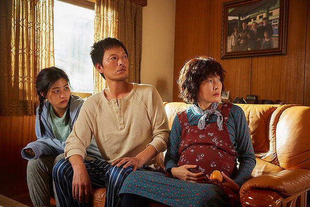 オム・ジウォンの「感染家族」の画像
