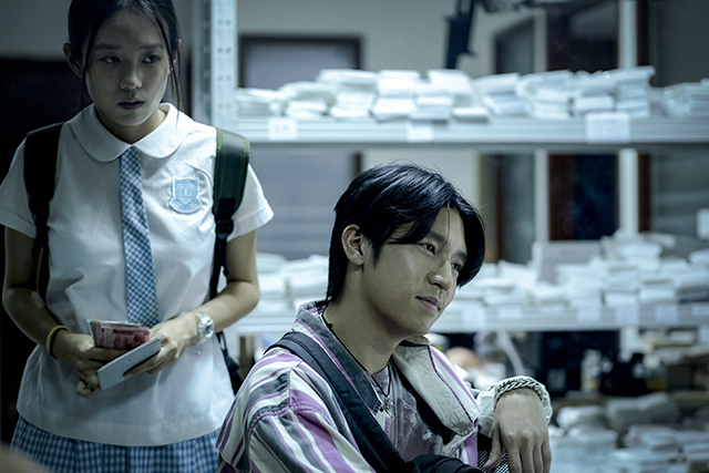 ホアン・ヤオの「THE CROSSING 香港と大陸をまたぐ少女」の画像