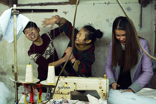 青春のインタビュー『中国の経済成長を支える、縫製工場の若き出稼ぎ労働者たちのエネルギーを映す ワン・ビン監督に聞く』