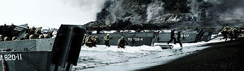 上陸用舟艇を使って硫黄島に攻め寄せるアメリカ兵たち