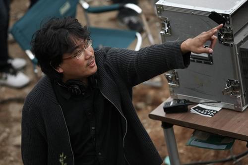 撮影中のポン監督。長編は本作で4作目