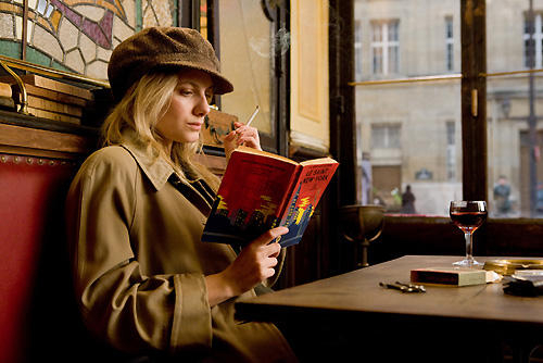 カフェでショシャナが読んでいる本は 人気義賊セイントシリーズの1冊