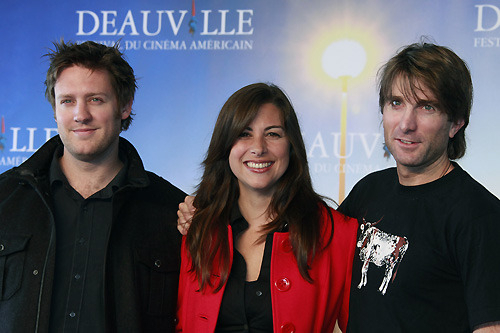ニール・ブロムカンプ監督、脚本のテリー・タッチェル、 そしてビカス役のシャルト・コプリー（左から）