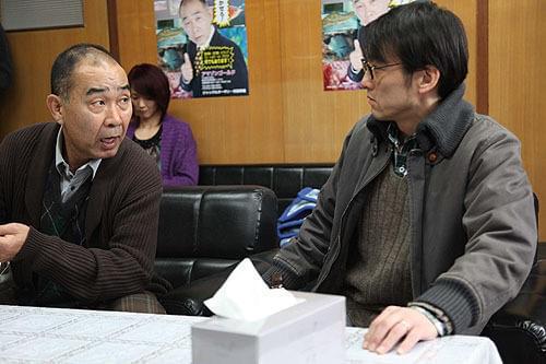 弱気な熱帯魚店主・社本(右)は、やがて 共犯者として連続殺人に巻き込まれていく