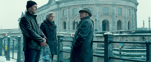旧東ドイツ秘密警察OBの探偵 ユルゲンに接触するマーティンとジーナ
