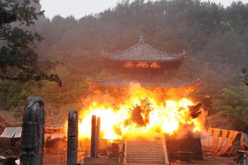 少林寺が砲弾の雨に晒されるクライマックス