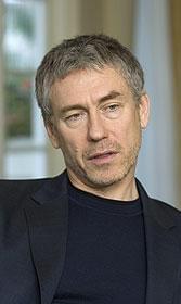 50歳で監督デビューを果たしたトニー・ギルロイ