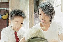 髪をバッサリ切って男の子になりきった