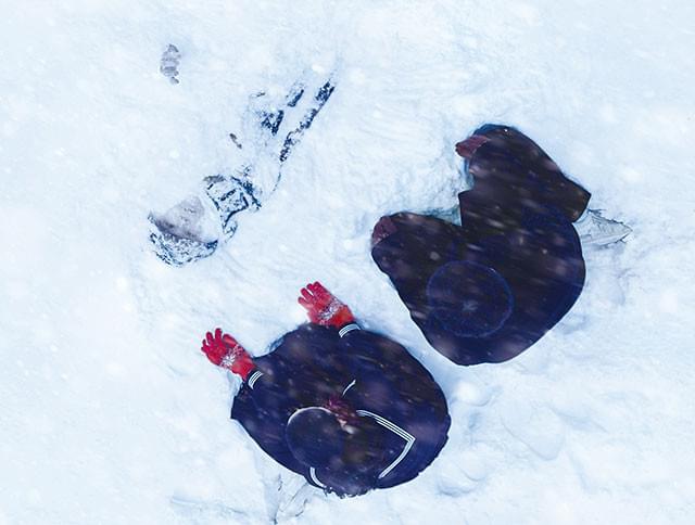 雪の日の朝、校庭で転落死体が見つかる