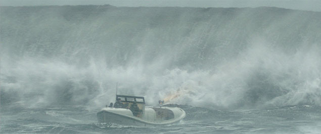 克服海浪，年輕的海岸警衛隊隊員能否到達漂流的油輪？