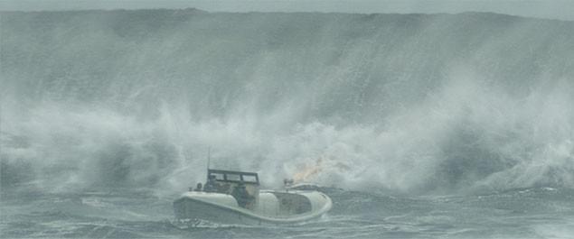 大波を乗り越え、若き沿岸警備隊員たちは漂流するタンカーにたどり着けるのか?
