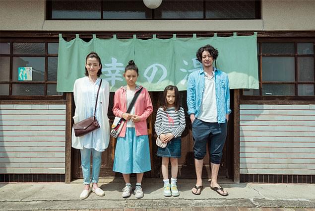 (左から)熱いきずなで結ばれた家族に扮した宮沢、杉咲花、伊東蒼、オダギリジョー