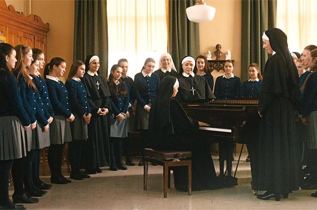 廃校を迫られた教師と女生徒たちが、「音楽の力」を信じて立ち上がる!