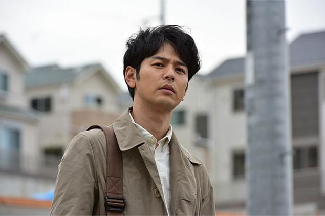 一家惨殺事件を洗い直す雑誌記者を演じるのは、日本を代表する俳優妻夫木聡