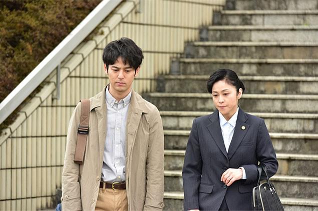 光子の弁護を担当する弁護士役として、実力派の濱田マリ(右)が出演