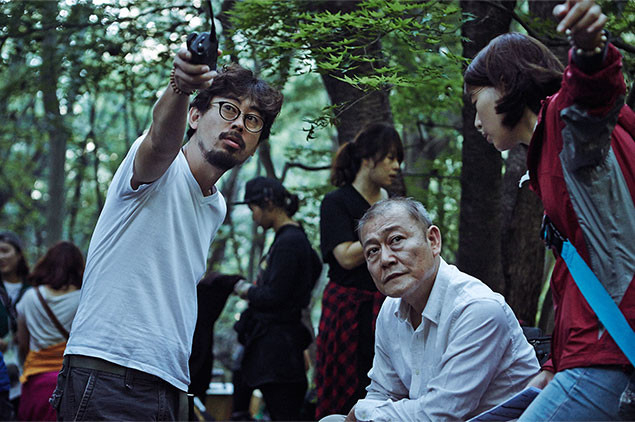 國村隼（右）を演出中の韓国の鬼才監督ナ・ホンジン（左）