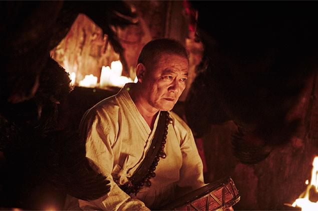 平凡な村で起こった連続殺人との関係は? よそ者を演じた國村隼の存在感が圧倒的!