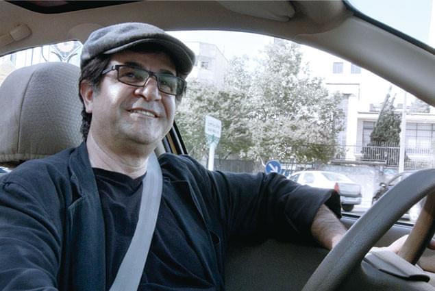 イランの社会派監督が、自らタクシーのハンドルを握って車載カメラで撮影を敢行!
