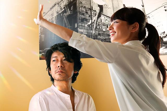 映画の音声ガイドに関わる美佐子(右)と、彼女と心を通わせるカメラマン・雅哉(左)