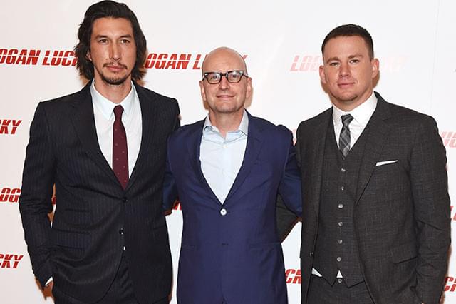 主演コンビとの3ショットでご満悦のソダーバーグ監督(中央/イギリス・プレミアにて)